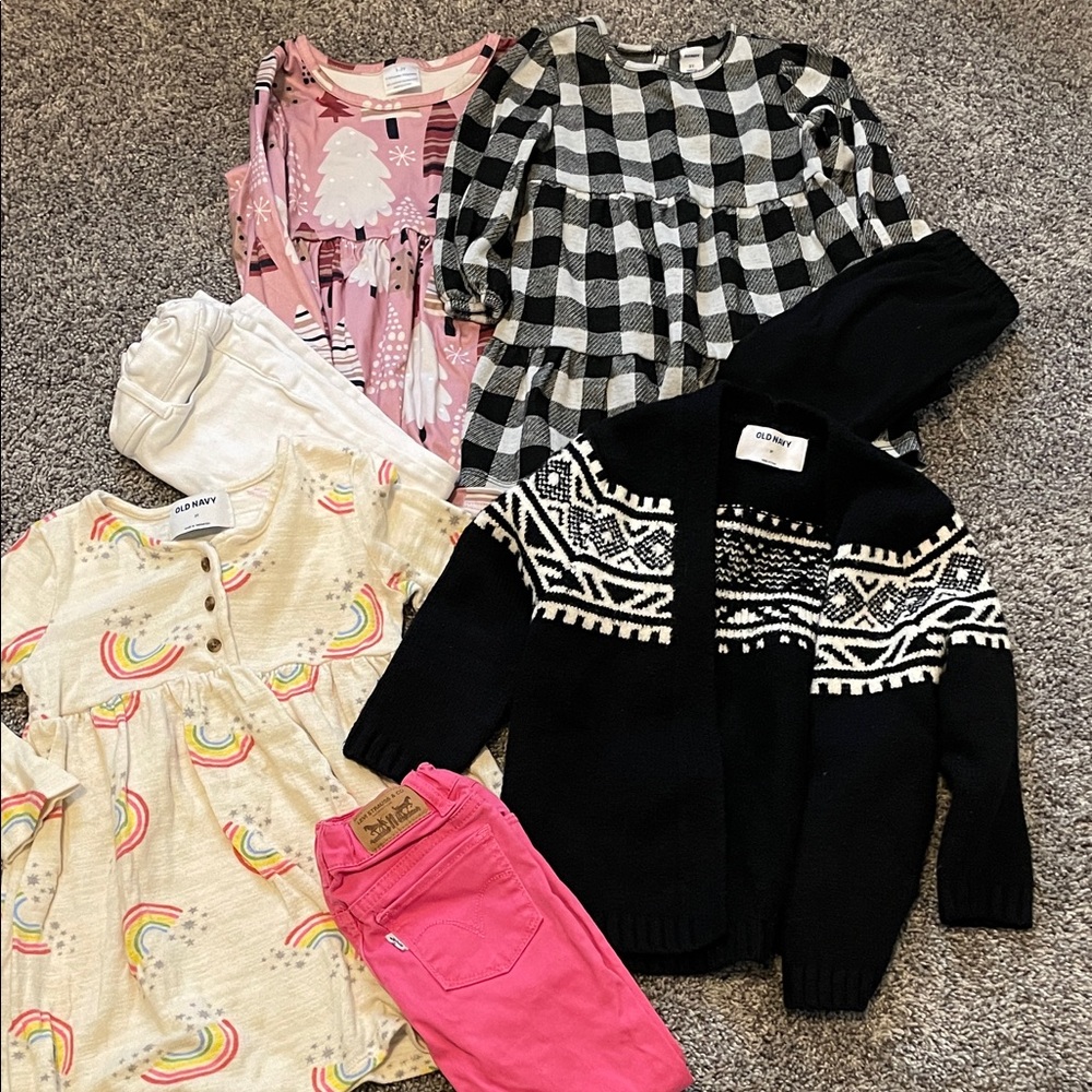 Old navy Levi’s bundle winter 2T/3T holiday dresses
